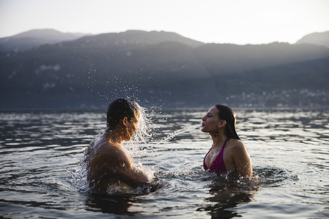 Junges Paar hat Spaß in einem See, lizenzfreies Stockfoto