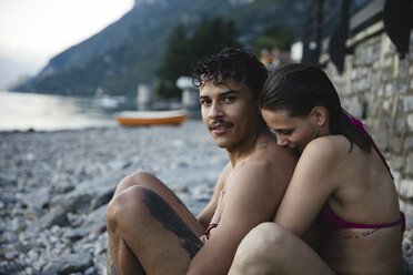 Zärtliches junges Paar entspannt sich nach einem Bad in einem See - MRAF00312