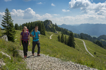 Deutschland, Bayern, Brauneck bei Lenggries, junges Paar beim Wandern in alpiner Landschaft - LBF02088