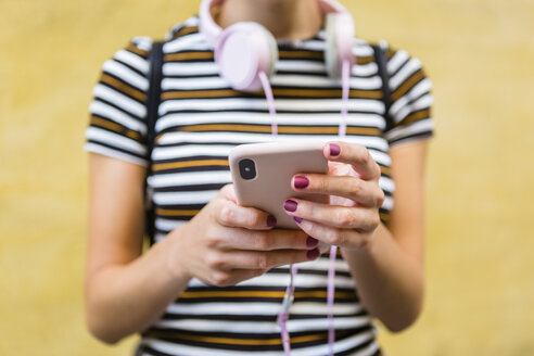 Hände einer Frau mit Smartphone, Nahaufnahme - MGIF00251