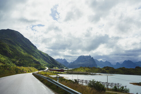 Norwegen, Lofoten, ländliche Landschaft mit Straße, Bergen und Gewässern - KKAF01858