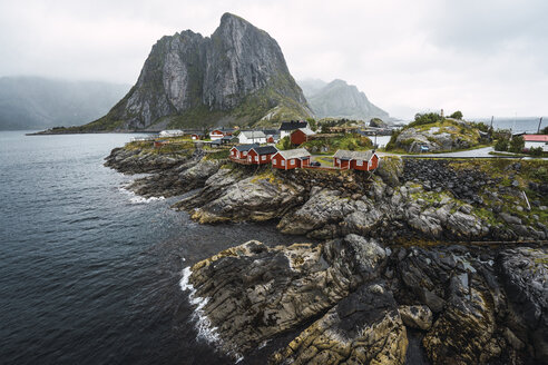 Norwegen, Lofoten, abgelegene Häuser an felsiger Küste - KKAF01865