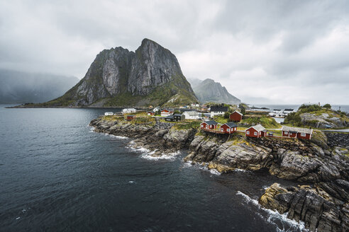 Norwegen, Lofoten, abgelegene Häuser an felsiger Küste - KKAF01866