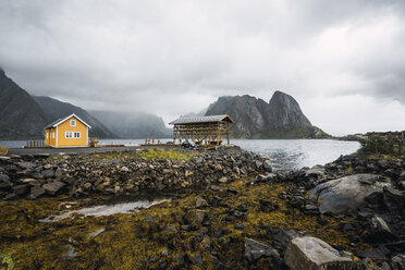 Norwegen, Lofoten, abgelegenes gelbes Haus an felsiger Küste - KKAF01869