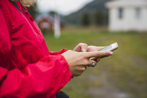 Nahaufnahme einer Frau, die ein Mobiltelefon benutzt - KKAF01905