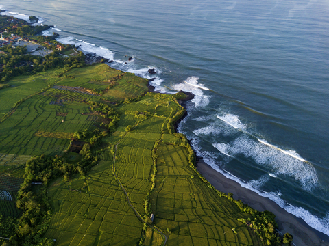 Indonesien, Bali, Kedungu, Luftaufnahme von Kedungu Beach, lizenzfreies Stockfoto