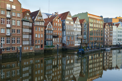 Deutschland, Hamburg, Nikolai-Flotte am Morgen - RJF00801