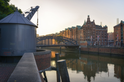 Deutschland, Hamburg, Alte Speicherstadt und Zollkanal am Morgen, lizenzfreies Stockfoto