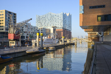 Deutschland, Hamburg, Hafencity mit Elbphilharmonie - RJF00803