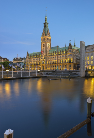 Deutschland, Hamburg, Rathaus und kleine Alster am Abend, lizenzfreies Stockfoto