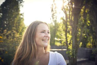 Porträt einer lächelnden, hübschen Frau im Sommer - SRYF00798