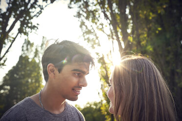 Glückliches junges Paar beim Flirten in einem Park im Sommer - SRYF00802