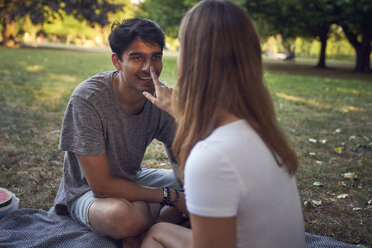 Junges Paar sitzt im Park und hat Spaß - SRYF00839