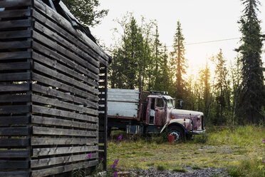 Schweden, Lappland, Verunglückter Lastwagen im Gras - KKAF01962