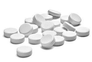 Weiße Pillen auf weißem Hintergrund, Nahaufnahme - RAMF00070