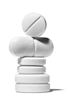 Stack of white pills, close-up - RAMF00073