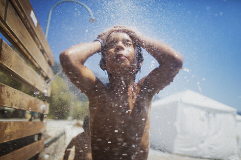 Kleiner Junge beim Duschen am Strand - AZOF00028