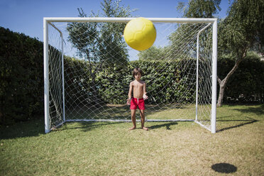Kleiner Junge steht vor einem Fußballtor und schaut Fußball - AZOF00036