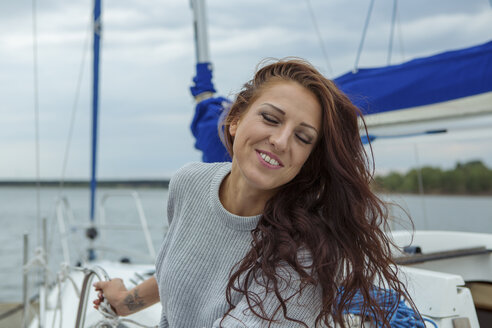 Porträt einer Frau, die sich auf einem Segelboot amüsiert - JZF00006