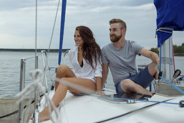 Couple relaxing together on a sailing boat - JZF00007