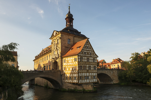 Deutschland, Bayern, Oberfranken, Bamberg, Altes Rathaus, Obere Brücke und Regnitz, lizenzfreies Stockfoto