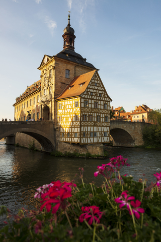 Deutschland, Bayern, Oberfranken, Bamberg, Altes Rathaus, Obere Brücke und Regnitz, lizenzfreies Stockfoto