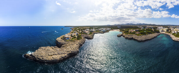 Spanien, Mallorca, Portocolom, Luftaufnahme von Punta des Jonc, Bucht von Cala Marcal - AMF05913