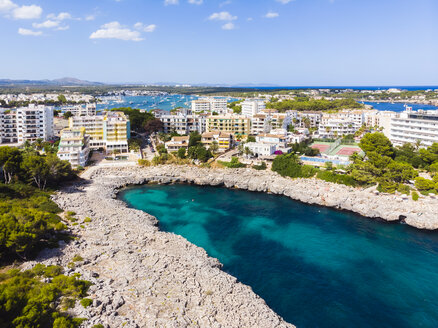 Spanien, Mallorca, Portocolom, Luftaufnahme von Punta des Jonc, Bucht von Cala Marcal, Hotels - AMF05915