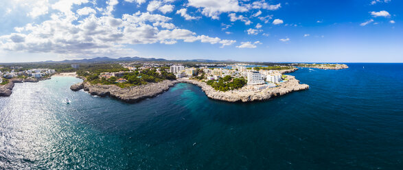 Spanien, Mallorca, Portocolom, Luftaufnahme von Punta des Jonc, Bucht von Cala Marcal - AMF05917