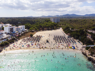 Spanien, Mallorca, Portocolom, Luftaufnahme von Punta des Jonc, Bucht von Cala Marcal, Strand mit Touristen - AMF05918