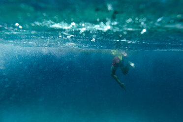 Junge schwimmt im Meer - AZOF00040