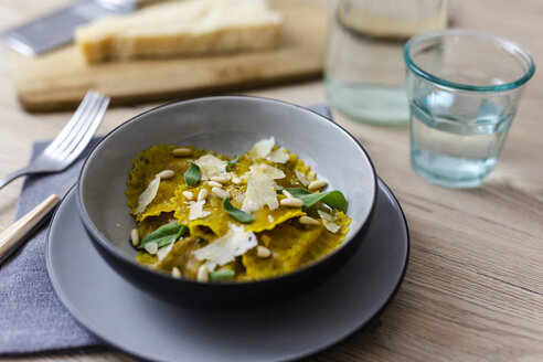 Ravioli vegan mit Salbeiblättern, Pinienkernen und Grana-Käse - GIOF04405