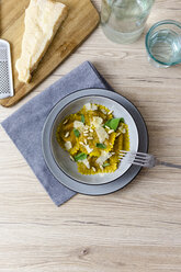 Ravioli vegan mit Salbeiblättern, Pinienkernen und Grana-Käse - GIOF04406