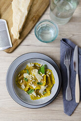 Ravioli vegan mit Salbeiblättern, Pinienkernen und Grana-Käse - GIOF04409