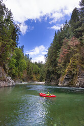 Adam Palmer Packrafting auf dem Chehalis River in British Columbia, Kanada - AURF04856