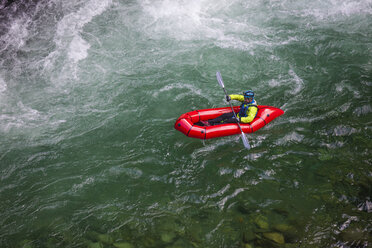 Adam Palmer, Bergsportler, befährt einen Wildwasserabschnitt des Chehalis River mit einem Packraft. - AURF04858