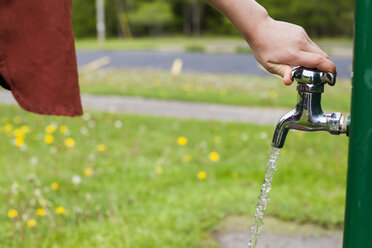 Junge dreht Wasserzapfhahn auf - AURF04904