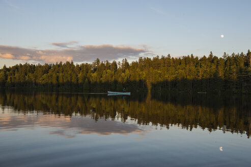 Kanu auf einem abgelegenen Teich in Maine. - AURF04921