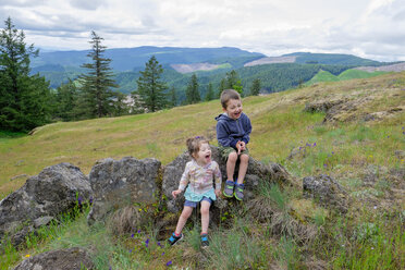 Brother and sister hiking the Horse Rock Ridge Trail near Eugene Oregon. - AURF04930
