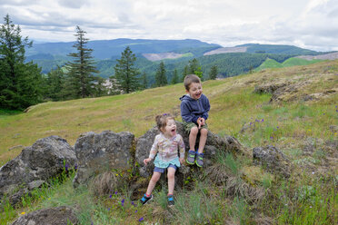 Bruder und Schwester wandern auf dem Horse Rock Ridge Trail in der Nähe von Eugene, Oregon. - AURF04930