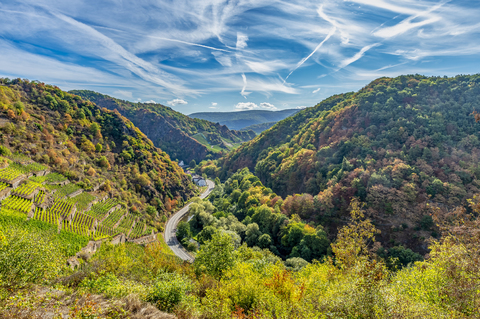 Deutschland, Rheinland-Pfalz, Altenahr, Ahrtal, Landstraße, lizenzfreies Stockfoto