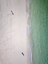 Indonesien, Bali, Luftaufnahme von Karma Beach, Strandspaziergänger - KNTF01604