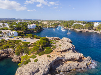 Spanien, Mallorca, Portocolom, Luftaufnahme von Cala d'Or und der Bucht Cala Ferrera - AMF05921