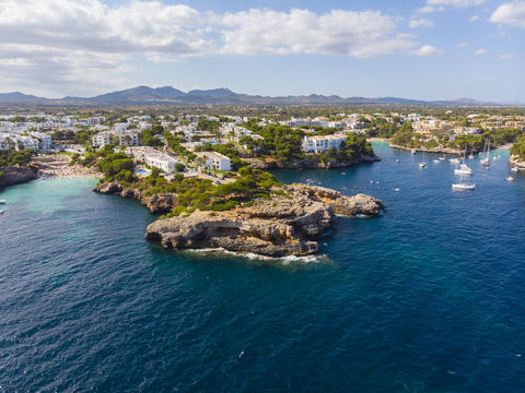 Spanien, Mallorca, Portocolom, Luftaufnahme von Cala d'Or und der Bucht Cala Ferrera, lizenzfreies Stockfoto