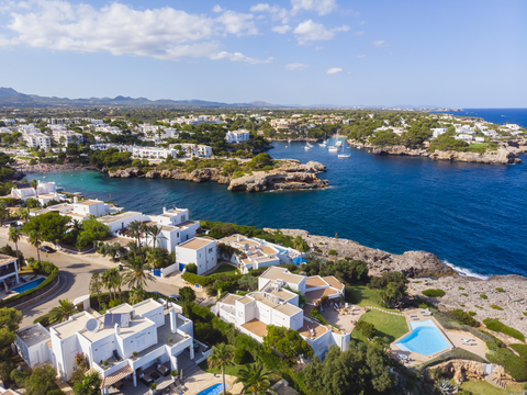 Spanien, Mallorca, Portocolom, Luftaufnahme von Cala d'Or und der Bucht Cala Ferrera, lizenzfreies Stockfoto