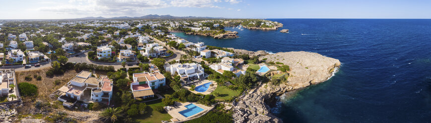 Spanien, Mallorca, Portocolom, Luftaufnahme von Cala d'Or und der Bucht Cala Ferrera - AMF05924