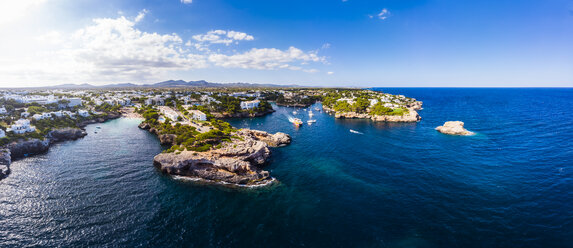 Spanien, Mallorca, Portocolom, Luftaufnahme von Cala d'Or und der Bucht Cala Ferrera - AMF05927