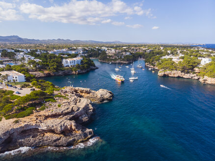 Spanien, Mallorca, Portocolom, Luftaufnahme von Cala d'Or und der Bucht Cala Ferrera - AMF05930