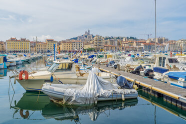 France, Provence-Alpes-Cote d'Azur, Marseille, Old Harbor and marina with Basilique Notre-Dame de la Garde - FRF00735