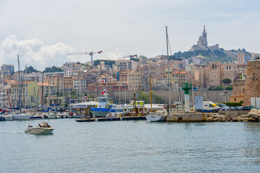 Frankreich, Provence-Alpes-Cote d'Azur, Marseille, alter Hafen, Jachthafen mit Basilique Notre-Dame de la Garde - FRF00738